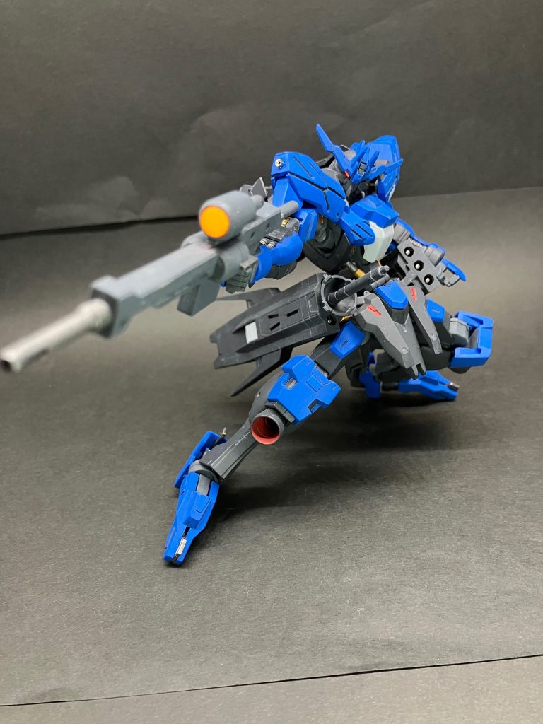 細いのでなんか変なポーズもカッコいいです。今回はデカールはギャラルホルンのマークのみ。合わせ目はボチボチ出るので後ハメとかダンモとかプラ板とかでなんとなく処理しました