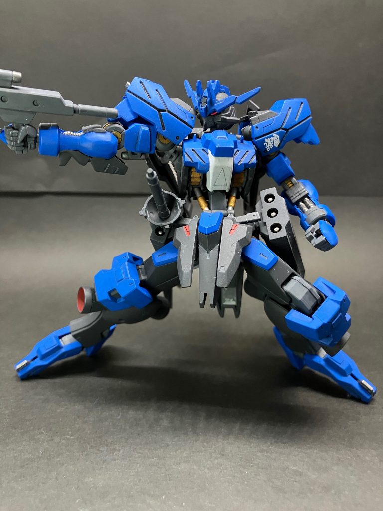 こんなポーズでも立つのが凄い。(アクションベース出すのをサボったのは内緒です)やっぱガンダムフレームかっけぇッス！！