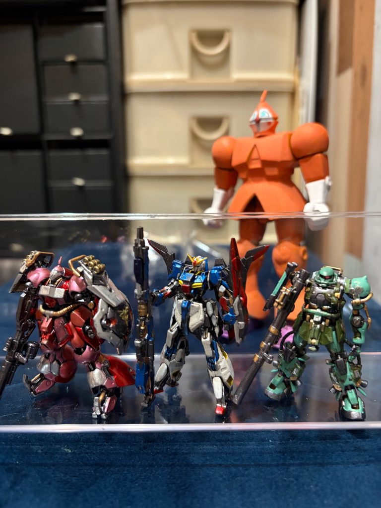 塗装にはダイソーのアクリルマーカーはじめ、ガンダムマーカーなど基本ペンで塗っています。