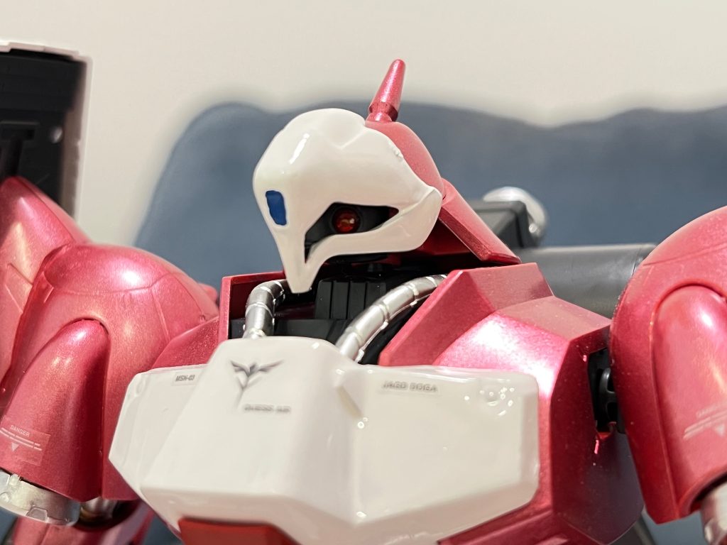 ジュエルシールを使用していますが、近く見なければモノアイガ全然見えません。センサーのシールは付属されないので勝手にメタリックブルーにしました。