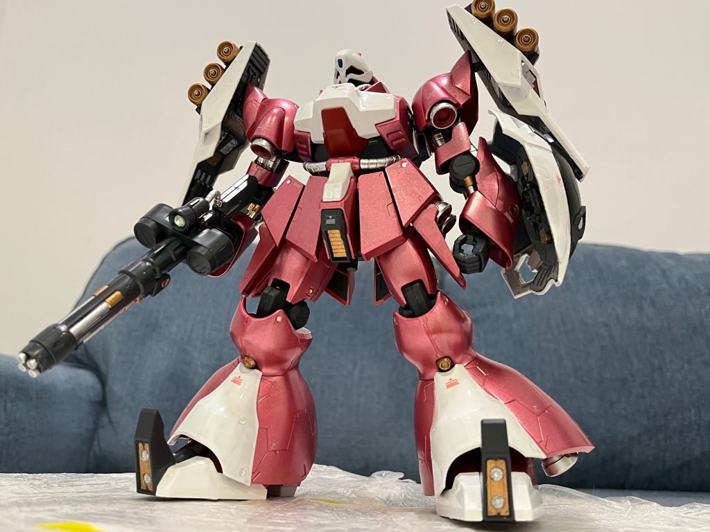 初めてのREキットですが、サザビーみたいなボリューム感に驚かれました。通常版のギュネイ機とは色だけではなく、頭部も武器も違います。