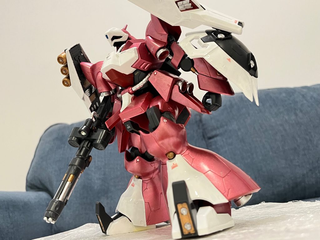 赤はGX-212のメタリックピーチ、白はパールホワイトです。希釈は1:2, 1:3 も試して薄すぎる、1:1をしたらムラが出てきます。その謎の塗料をどうやって使えば正解なのか？色乗れが悪いので結局1:2にして横>縦>斜め計9回を塗り重ねました。