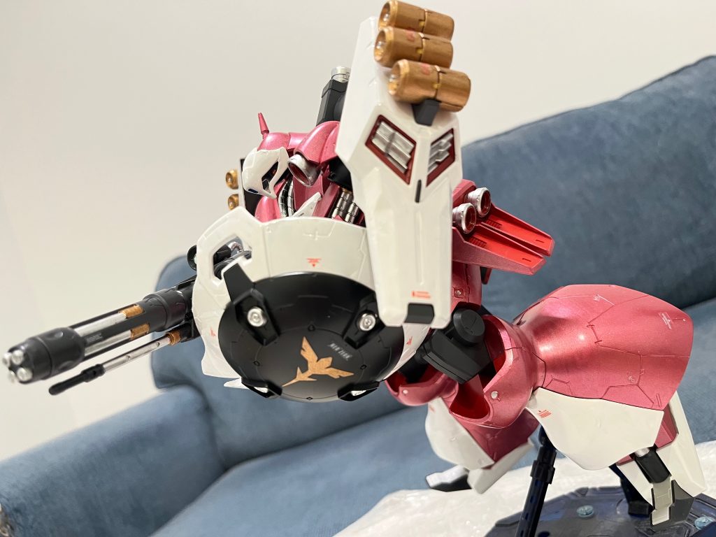 クェスの過去は悲しいそうです。父の愛を求めてアムロとシャアが殴り合う時銃を奪いてシャアの味方になりました。