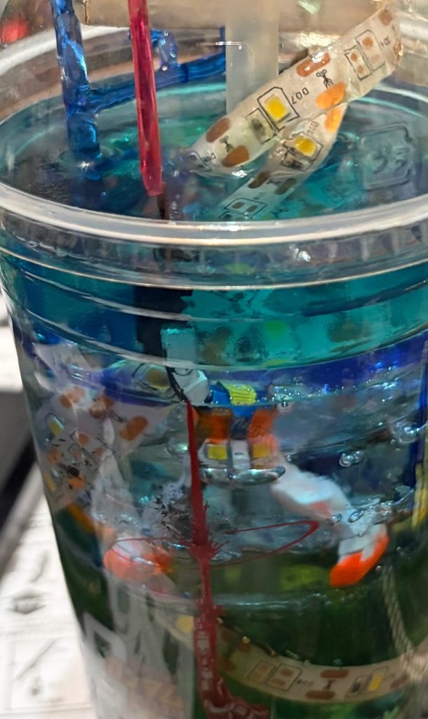 ガンダムマーカーで塗ったらレジンで赤が滲むトラブル発生👿