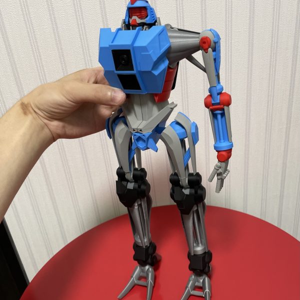 初投稿です！ジークアクス版サイコガンダムを3Dプリンターで作成中です。一応可動変形有りの1/144スケール(よりちょい大きめ？)で作ってます。2回目の仮印刷を終えて本印刷(仮印刷3回目？)に入ったところです。2回目で関節に軟質プラを仕込んだので可動は前よりスムーズになりましたが、自重と構造のせいか保持力が無くトイス○ーリーのウッ○ィぐらい関節がプラプラです。(基本的にガンガン動かずフワフワ浮いてるイメージの機体なのでそれでもいいかもとは思いますが)自立が不可能なので基本スタンド等で支えないとダメですね。こっから装甲つけるので更にポージングが難しくなりそうで心配(笑)エアコン形態(あれ正式名称あるんですかね？)にも変形するよう設計しているので膝立ち(っぽいポーズ)もできたり？まだ装甲もまともに印刷できてないのでその辺も調整しまくる予定。部分塗装で済むようにしたのは良いものの、湿気が凄くて中々綺麗に印刷できませんね。梅雨恐るべし。はよ終われ！サイコガンダムも熱くて顔のシャッター開けてますが暑さも続くようなので体調管理しっかりしましょうね！(鏡に向かって言うてます)（2枚目）