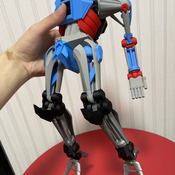 初投稿です！ジークアクス版サイコガンダムを3Dプリンターで作成中です。一応可動変形有りの1/144スケール(よりちょい大きめ？)で作ってます。2回目の仮印刷を終えて本印刷(仮印刷3回目？)に入ったところです。2回目で関節に軟質プラを仕込んだので可動は前よりスムーズになりましたが、自重と構造のせいか保持力が無くトイス○ーリーのウッ○ィぐらい関節がプラプラです。(基本的にガンガン動かずフワフワ浮いてるイメージの機体なのでそれでもいいかもとは思いますが)自立が不可能なので基本スタンド等で支えないとダメですね。こっから装甲つけるので更にポージングが難しくなりそうで心配(笑)エアコン形態(あれ正式名称あるんですかね？)にも変形するよう設計しているので膝立ち(っぽいポーズ)もできたり？まだ装甲もまともに印刷できてないのでその辺も調整しまくる予定。部分塗装で済むようにしたのは良いものの、湿気が凄くて中々綺麗に印刷できませんね。梅雨恐るべし。はよ終われ！サイコガンダムも熱くて顔のシャッター開けてますが暑さも続くようなので体調管理しっかりしましょうね！(鏡に向かって言うてます)（3枚目）