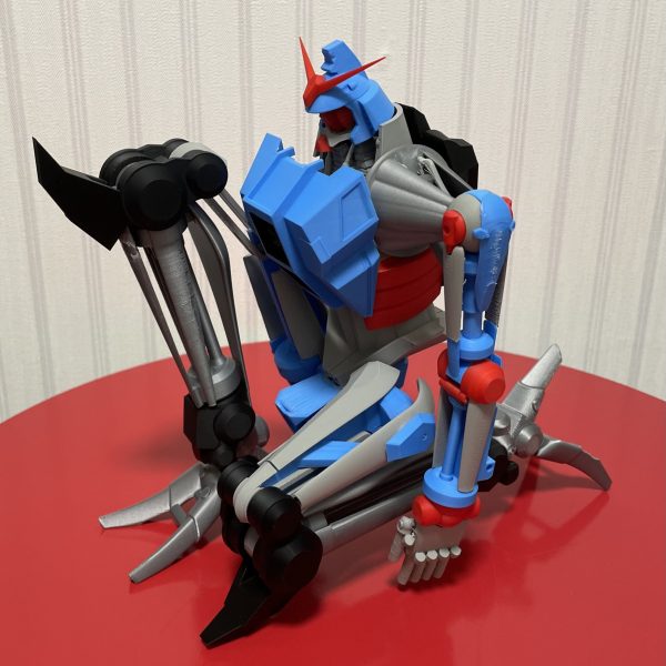 初投稿です！ジークアクス版サイコガンダムを3Dプリンターで作成中です。一応可動変形有りの1/144スケール(よりちょい大きめ？)で作ってます。2回目の仮印刷を終えて本印刷(仮印刷3回目？)に入ったところです。2回目で関節に軟質プラを仕込んだので可動は前よりスムーズになりましたが、自重と構造のせいか保持力が無くトイス○ーリーのウッ○ィぐらい関節がプラプラです。(基本的にガンガン動かずフワフワ浮いてるイメージの機体なのでそれでもいいかもとは思いますが)自立が不可能なので基本スタンド等で支えないとダメですね。こっから装甲つけるので更にポージングが難しくなりそうで心配(笑)エアコン形態(あれ正式名称あるんですかね？)にも変形するよう設計しているので膝立ち(っぽいポーズ)もできたり？まだ装甲もまともに印刷できてないのでその辺も調整しまくる予定。部分塗装で済むようにしたのは良いものの、湿気が凄くて中々綺麗に印刷できませんね。梅雨恐るべし。はよ終われ！サイコガンダムも熱くて顔のシャッター開けてますが暑さも続くようなので体調管理しっかりしましょうね！(鏡に向かって言うてます)（4枚目）