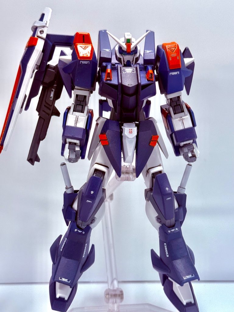 胸部装甲はブルデュエルとデュエルブリッツのミキシングで制作。そのままでは装着出来なかったため、デュエルブリッツに合うようにしました。装甲の問題でバックパックは旧キットのものを使用。