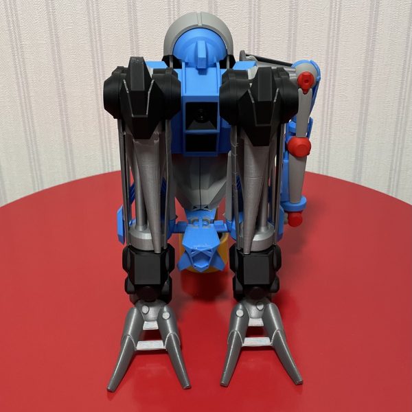 初投稿です！ジークアクス版サイコガンダムを3Dプリンターで作成中です。一応可動変形有りの1/144スケール(よりちょい大きめ？)で作ってます。2回目の仮印刷を終えて本印刷(仮印刷3回目？)に入ったところです。2回目で関節に軟質プラを仕込んだので可動は前よりスムーズになりましたが、自重と構造のせいか保持力が無くトイス○ーリーのウッ○ィぐらい関節がプラプラです。(基本的にガンガン動かずフワフワ浮いてるイメージの機体なのでそれでもいいかもとは思いますが)自立が不可能なので基本スタンド等で支えないとダメですね。こっから装甲つけるので更にポージングが難しくなりそうで心配(笑)エアコン形態(あれ正式名称あるんですかね？)にも変形するよう設計しているので膝立ち(っぽいポーズ)もできたり？まだ装甲もまともに印刷できてないのでその辺も調整しまくる予定。部分塗装で済むようにしたのは良いものの、湿気が凄くて中々綺麗に印刷できませんね。梅雨恐るべし。はよ終われ！サイコガンダムも熱くて顔のシャッター開けてますが暑さも続くようなので体調管理しっかりしましょうね！(鏡に向かって言うてます)（5枚目）