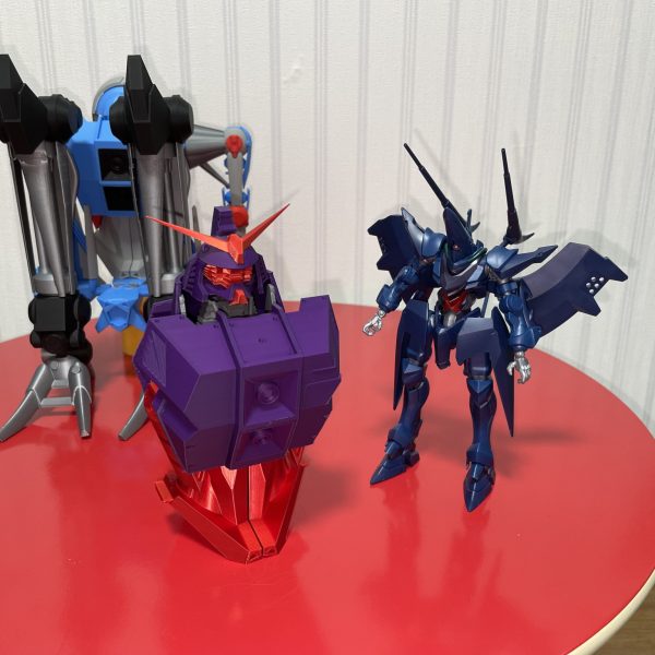 初投稿です！ジークアクス版サイコガンダムを3Dプリンターで作成中です。一応可動変形有りの1/144スケール(よりちょい大きめ？)で作ってます。2回目の仮印刷を終えて本印刷(仮印刷3回目？)に入ったところです。2回目で関節に軟質プラを仕込んだので可動は前よりスムーズになりましたが、自重と構造のせいか保持力が無くトイス○ーリーのウッ○ィぐらい関節がプラプラです。(基本的にガンガン動かずフワフワ浮いてるイメージの機体なのでそれでもいいかもとは思いますが)自立が不可能なので基本スタンド等で支えないとダメですね。こっから装甲つけるので更にポージングが難しくなりそうで心配(笑)エアコン形態(あれ正式名称あるんですかね？)にも変形するよう設計しているので膝立ち(っぽいポーズ)もできたり？まだ装甲もまともに印刷できてないのでその辺も調整しまくる予定。部分塗装で済むようにしたのは良いものの、湿気が凄くて中々綺麗に印刷できませんね。梅雨恐るべし。はよ終われ！サイコガンダムも熱くて顔のシャッター開けてますが暑さも続くようなので体調管理しっかりしましょうね！(鏡に向かって言うてます)（6枚目）