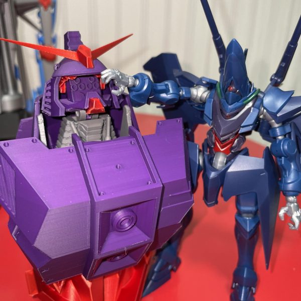 初投稿です！ジークアクス版サイコガンダムを3Dプリンターで作成中です。一応可動変形有りの1/144スケール(よりちょい大きめ？)で作ってます。2回目の仮印刷を終えて本印刷(仮印刷3回目？)に入ったところです。2回目で関節に軟質プラを仕込んだので可動は前よりスムーズになりましたが、自重と構造のせいか保持力が無くトイス○ーリーのウッ○ィぐらい関節がプラプラです。(基本的にガンガン動かずフワフワ浮いてるイメージの機体なのでそれでもいいかもとは思いますが)自立が不可能なので基本スタンド等で支えないとダメですね。こっから装甲つけるので更にポージングが難しくなりそうで心配(笑)エアコン形態(あれ正式名称あるんですかね？)にも変形するよう設計しているので膝立ち(っぽいポーズ)もできたり？まだ装甲もまともに印刷できてないのでその辺も調整しまくる予定。部分塗装で済むようにしたのは良いものの、湿気が凄くて中々綺麗に印刷できませんね。梅雨恐るべし。はよ終われ！サイコガンダムも熱くて顔のシャッター開けてますが暑さも続くようなので体調管理しっかりしましょうね！(鏡に向かって言うてます)（7枚目）