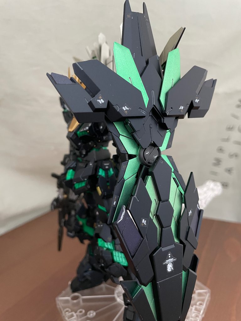 本体のサイコフレームの緑とシールド・バックパック上部の緑は色味を変えてます。&nbsp;