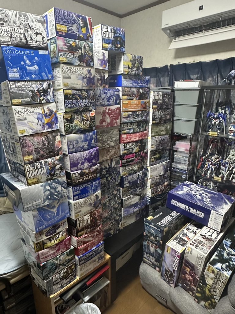 作品名：実家の部屋を整理整頓中<p>これ売って投資に回すのもありですね。</p>
