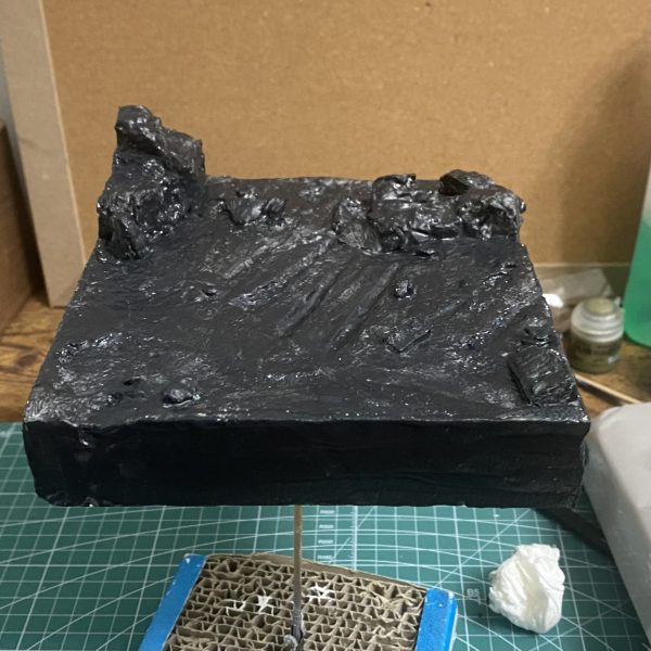 ①スタイロフォームを削って形にして②造形ベースで目止めぺたぺた③下地黒をぺたぺた④薄めたボンドぺたぺた、バラスト(ナノ)ぺたぺた、アクリジョン(焦茶、茶、薄茶)ぺたぺた⑤つや消し+プランツシートちぎってぺたぺた、サバゲーの人たちを配置、戦車も配置ザクはどこに置こうかしら🤔（4枚目）
