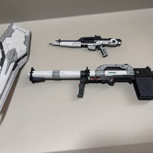 武器類が完成しました。HGガンダムXと比較してもかなりデカいです。次はフィンファンネルですね。（2枚目）