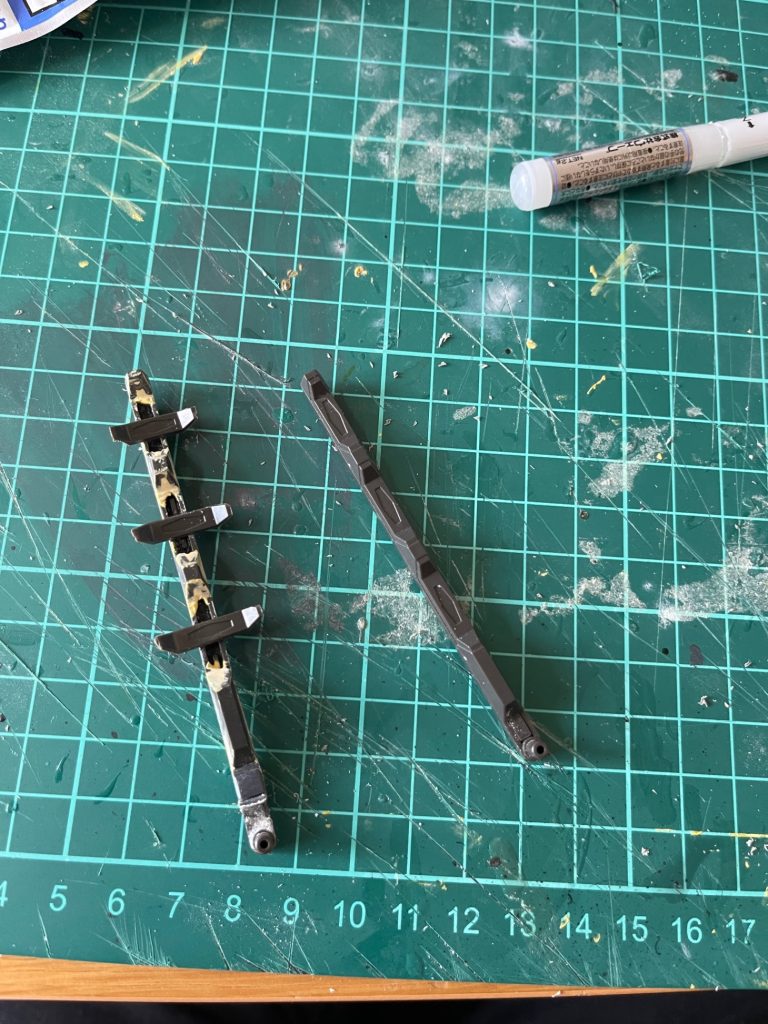 エクツァーンは展開ギミックを仕込みました。また、この後付け根の可動域を大幅に改善しました。