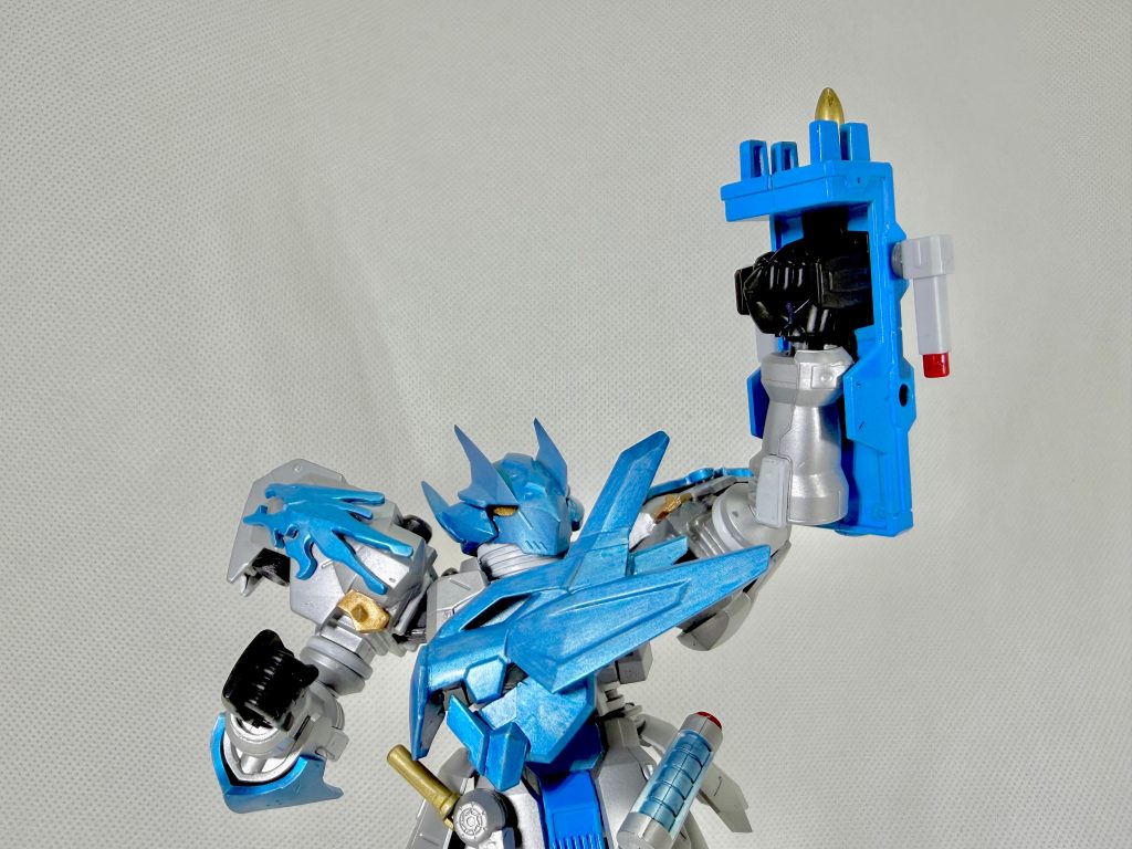 スクラッシュドライバーはフロントスカート全体で再現し、メイン武器のツインブレイカーは、雑誌付録のアスタロトの武器からつくりました。ちょうどいいパーツがあってよかったです。