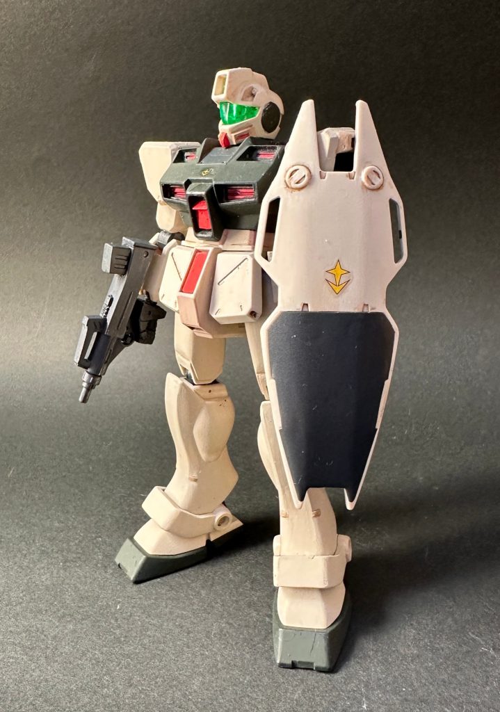 シールドを装備させて。傾斜がすくなくて板っぽい感じなのが好みです。
