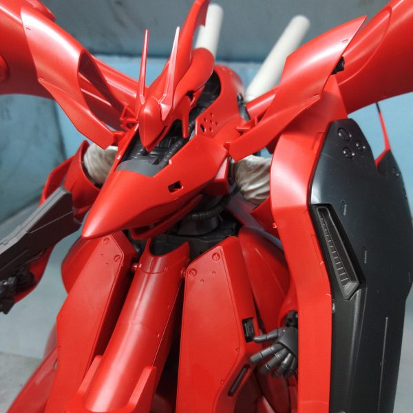 メッサー２機を終えて、デカものは表面処理がたいへんなのでもうやらないと心に決めていたが、なんとなく手をつけてしまったもともと人外の体型なのでそれほど改修はしなくても問題なさそう、それにしても大きさゆえの表明処理は泣き所ではあるのだがあとは大きさとデザインセンスがボクの処理能力を軽く超えているので、このナイチンゲールのキットがカッコいいのか？カッコ悪いのか？のジャッジがしかねる普段人型のMSでやっているバランス調整などは意味をなさないのではないだろうか？（3枚目）