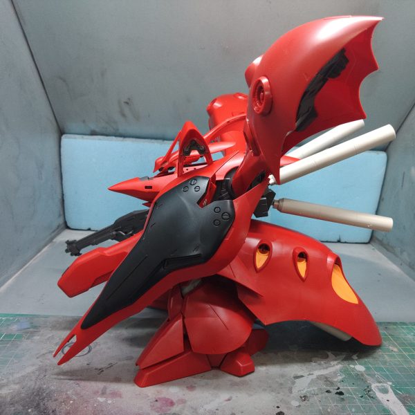 メッサー２機を終えて、デカものは表面処理がたいへんなのでもうやらないと心に決めていたが、なんとなく手をつけてしまったもともと人外の体型なのでそれほど改修はしなくても問題なさそう、それにしても大きさゆえの表明処理は泣き所ではあるのだがあとは大きさとデザインセンスがボクの処理能力を軽く超えているので、このナイチンゲールのキットがカッコいいのか？カッコ悪いのか？のジャッジがしかねる普段人型のMSでやっているバランス調整などは意味をなさないのではないだろうか？（5枚目）