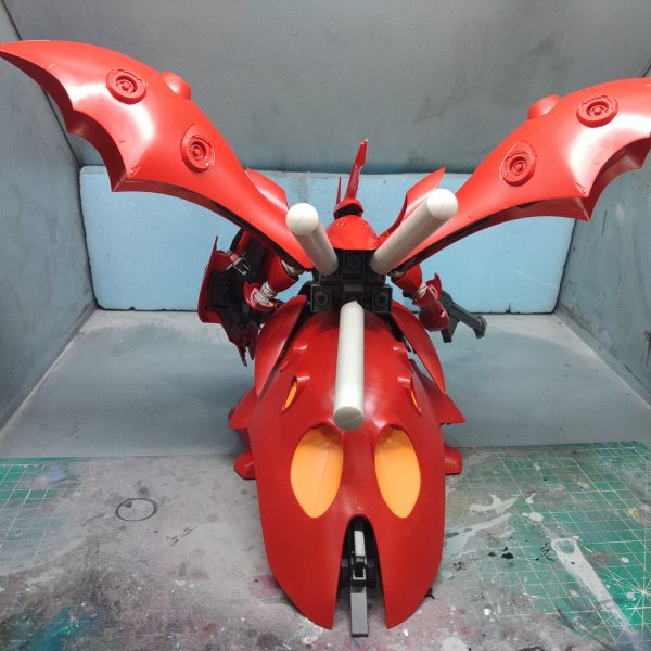 メッサー２機を終えて、デカものは表面処理がたいへんなのでもうやらないと心に決めていたが、なんとなく手をつけてしまったもともと人外の体型なのでそれほど改修はしなくても問題なさそう、それにしても大きさゆえの表明処理は泣き所ではあるのだがあとは大きさとデザインセンスがボクの処理能力を軽く超えているので、このナイチンゲールのキットがカッコいいのか？カッコ悪いのか？のジャッジがしかねる普段人型のMSでやっているバランス調整などは意味をなさないのではないだろうか？（4枚目）