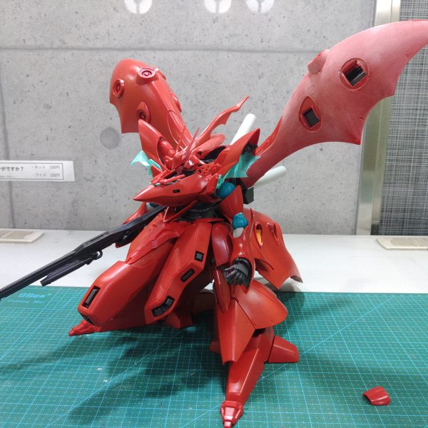 HGナイチンゲールをストレート組してみて人外感に圧倒されてしまったのだが、よくよくバランスを確認したところシャアの最終搭乗機にしてはバケモノ体型すぎないか?ということで、あくまで強化サザビーというコンセプトで固めていく。ナイチンゲールを組んだボクのイメージは、平べったい、アゴが無い、関節カバーが変の3点顔をサザビーぽく足を伸ばして重装スリム体型に関節機構を出すをコンセプトにボクの考える最強ナイチンゲールを作っていく成型色仕上げで製作するのだが、HGシリーズでは破格の表面積なので、いつものランナータグ、カラープラ板では太刀打ちできないと判断し、SDサザビーをミキシングして製作することにした。本来のミキシングのためにキットから数パーツとって終了というスタイルはあまり好きではないのだが関節は泣く泣くウォドムポッドから流用、SDサザビーは切り刻んで徹底的にパーツを活用して組み込んでいくことにする。(2枚目)
