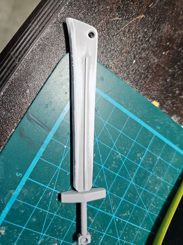 制作途中の一枚です。サフ萌えとかそういうタイプではありませんが、180番などで相当な粗削りをしたので、一度サフを吹いて確認した後、微調整の途中に取ってみました。