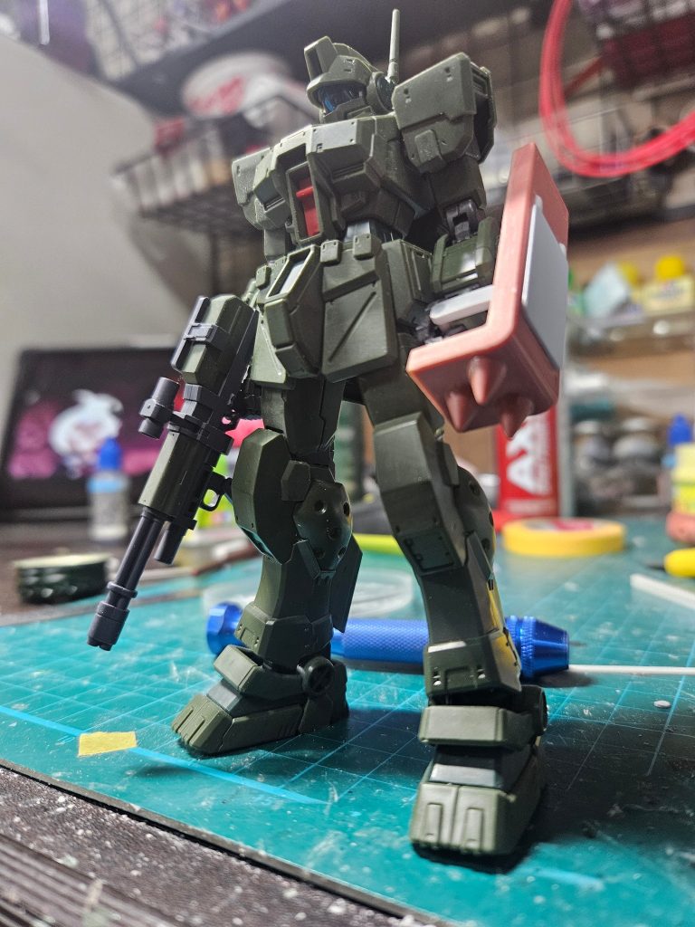 シールドの改造が出来上がった時の一枚です。これは多分知り合いからもらってきたRGのシャア専用ザクのものだったと思います。