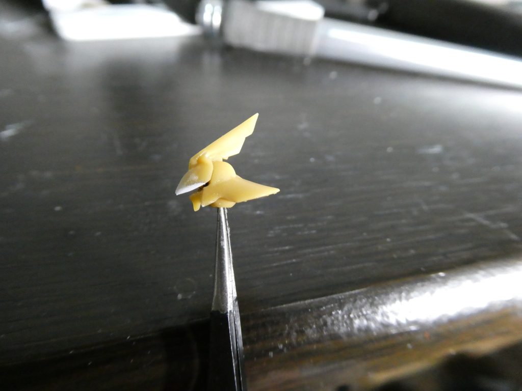 サザビーの顔が何かカッコ悪いなぁと思ってたんですが、タイミング良くXに流れてきた改造を丸パクリ(笑)ヒサシをちょっと延長して、頬部分をカットしてます&nbsp;