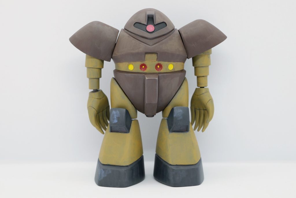 とても愛嬌あるデザイン。肩アーマーを分割、肩と膝のみアルミ線接続に変更したのみで、あとはキットのままです。太ももがもっと丸みがあった方がそれらしいですかね。