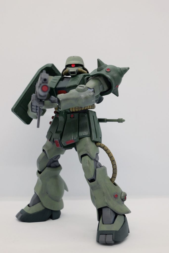 マシンガンを構えて。
