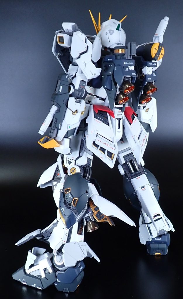 【不満点】①ディスプレイベースがPGユニコーンガンダムの流用のためポージングの自由度が低い事。別売LED&フィンファンネル保持のためディスプレイベースは必須ですが、ポージングにかなりの制約があります。特にカトキ信者としてはガッツリ脚を開いたカトキ立ちができないのは大きな不満でした。（対策としてベースにスペーサーを付け開脚幅を確保しました）このディスプレイベースではせっかくの可動域や各部の連動ギミックも見せ場がありません。プレバンでも良いので色々なポーズを取れるディスプレイベースを出して欲しいです。②別売りのLEDユニットの光量（頭部）が不十分、ディスプレイベースとの接続がカプラーの為脱着に気を使う点。MG約2台分（¥15,400）とそれなりの高額商品なので、もう少し使い勝手に工夫が欲しかったです。（接続をマグネット式にするとか）