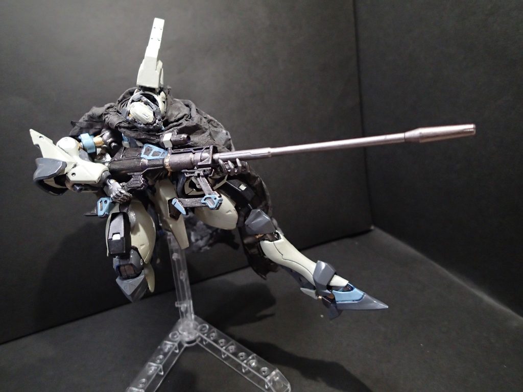 フェダーインライフルで長距離射撃ポーズマントはティッシュに黒い絵の具を塗って作りました