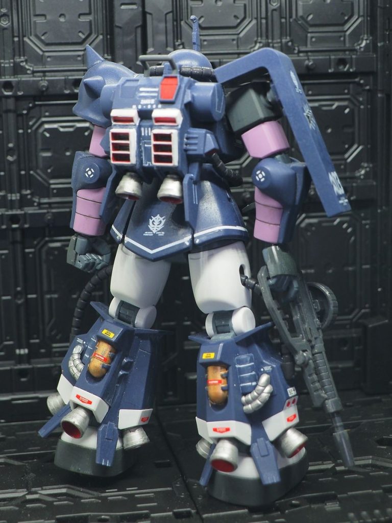 墨入れには白と黒を使い分けてまんべんなく(zaku-kao5)