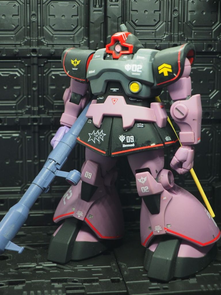 赤いラインを貼るのが面倒でしたがなんとか(zaku-kao4)機体のナンバリングは適当と言うかザクＲ－１のを転用したからです(zaku-kao4)
