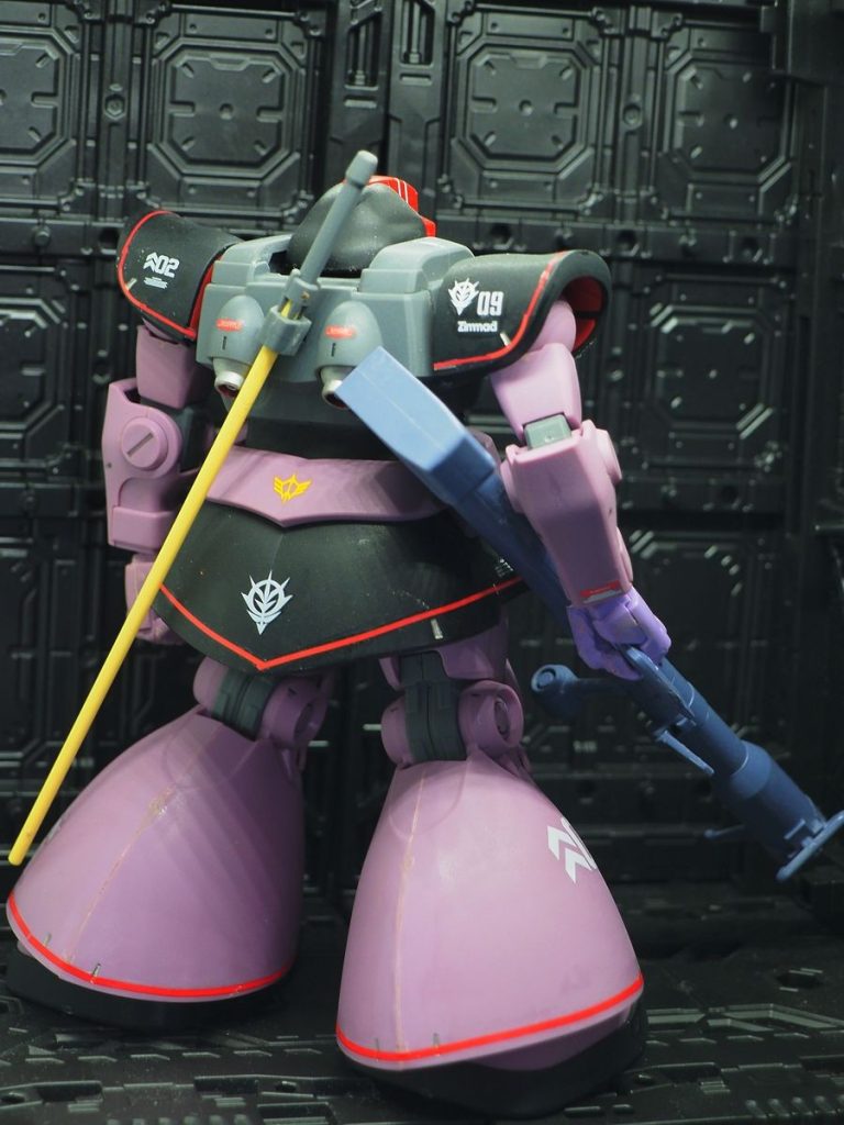 右の掌の色が違うのは部品を無くし追加注文＆複製なのが理由です(zaku-kao4)