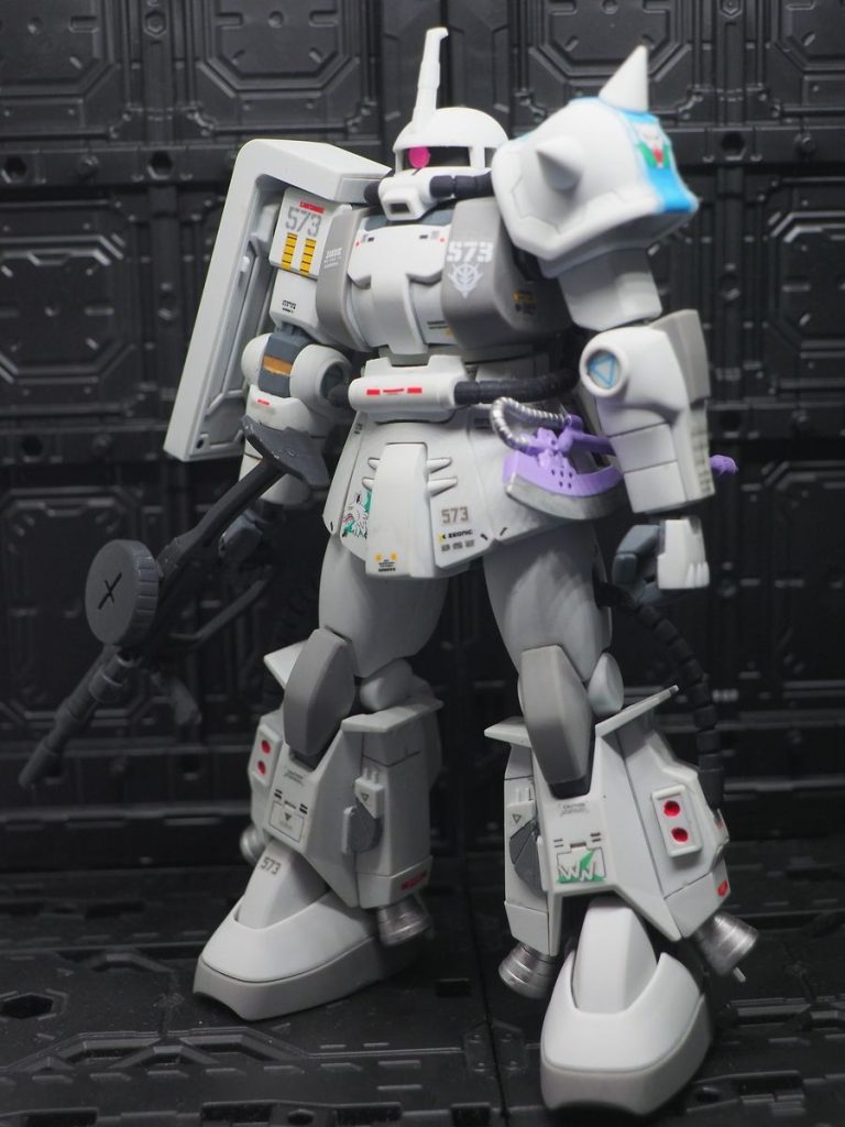 黒ザクより多少デカール多めです、鬼門のスパイクのシールは、私も失敗しちゃいました(zaku-kao9)この部分は水転写の方が良いみたいですね(zaku-kao4)