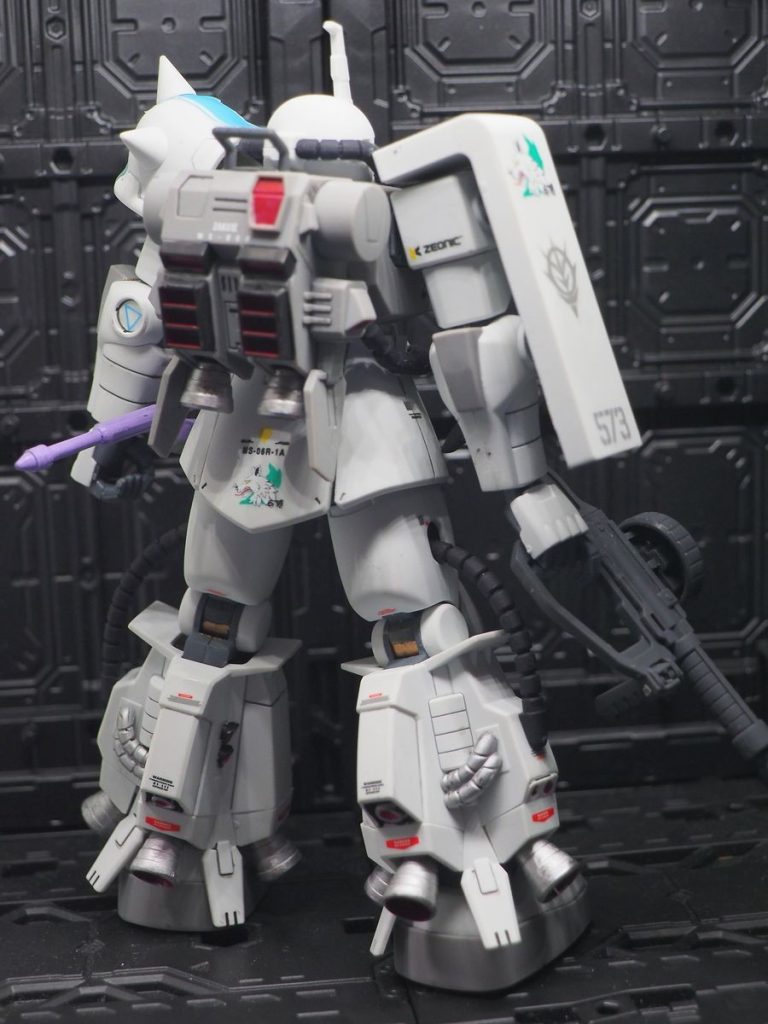 白狼のマーキングは付属のシールだと可愛すぎるので、社外品を使用しています(zaku-kao4)