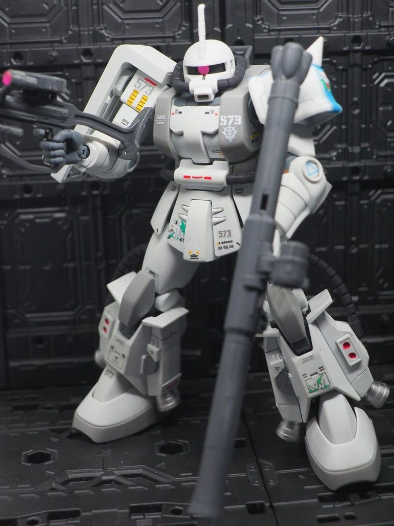 両手に飛び道具を持てるのが、高機動ザクの良いところですね(zaku-kao5)