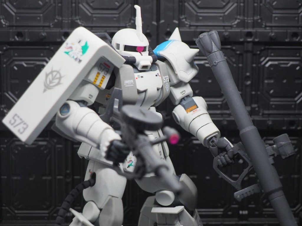 同じＲ－１なので、黒ザクとデカール統一した方が良いんじゃ？と思いましたが、機体に個体差が有る方が良いと判断して無視です(zaku-kao4)