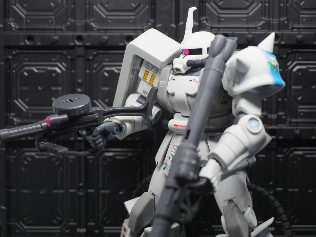 これが出来たので、最後は深紅のザクですね(zaku-kao5)
