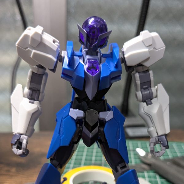 今回目的がミキシングなので、まずは腕と足先をガンダム・ルブリスから持ってこようと思います。このままだとまんまアルスアースリィだからね。腕の付け根のボールジョイントは径おなじなのでそのまま付きます。でも接続位置と付け根の長さがミスマッチなので、これは一旦ルブリス側のパーツを切り離して長さと位置を変更しました。足首はルブリス側の接続部が水星キット特有のC字形状で扱いづらかったので、アルスアースリィの足首のツメを切り落としたところにルブリスのつま先とかかとを移植。足首の受け側は干渉する部分や可動の邪魔になりそうな部分をとりあえず大雑把にキリトリしました。背中の羽根状部品はオミット。おお、これだけでも結構アルスアースリィの異形さが薄れて普通のＭＳっぽくなってきたのではないかな？（2枚目）