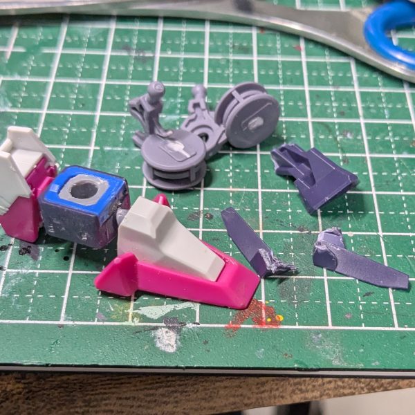 今回目的がミキシングなので、まずは腕と足先をガンダム・ルブリスから持ってこようと思います。このままだとまんまアルスアースリィだからね。腕の付け根のボールジョイントは径おなじなのでそのまま付きます。でも接続位置と付け根の長さがミスマッチなので、これは一旦ルブリス側のパーツを切り離して長さと位置を変更しました。足首はルブリス側の接続部が水星キット特有のC字形状で扱いづらかったので、アルスアースリィの足首のツメを切り落としたところにルブリスのつま先とかかとを移植。足首の受け側は干渉する部分や可動の邪魔になりそうな部分をとりあえず大雑把にキリトリしました。背中の羽根状部品はオミット。おお、これだけでも結構アルスアースリィの異形さが薄れて普通のＭＳっぽくなってきたのではないかな？（3枚目）