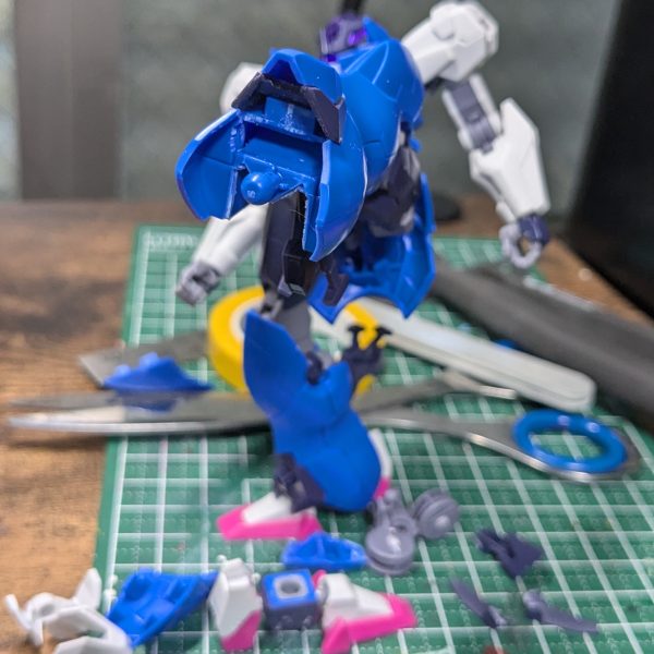 今回目的がミキシングなので、まずは腕と足先をガンダム・ルブリスから持ってこようと思います。このままだとまんまアルスアースリィだからね。腕の付け根のボールジョイントは径おなじなのでそのまま付きます。でも接続位置と付け根の長さがミスマッチなので、これは一旦ルブリス側のパーツを切り離して長さと位置を変更しました。足首はルブリス側の接続部が水星キット特有のC字形状で扱いづらかったので、アルスアースリィの足首のツメを切り落としたところにルブリスのつま先とかかとを移植。足首の受け側は干渉する部分や可動の邪魔になりそうな部分をとりあえず大雑把にキリトリしました。背中の羽根状部品はオミット。おお、これだけでも結構アルスアースリィの異形さが薄れて普通のＭＳっぽくなってきたのではないかな？（4枚目）