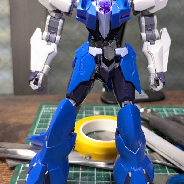 今回目的がミキシングなので、まずは腕と足先をガンダム・ルブリスから持ってこようと思います。このままだとまんまアルスアースリィだからね。腕の付け根のボールジョイントは径おなじなのでそのまま付きます。でも接続位置と付け根の長さがミスマッチなので、これは一旦ルブリス側のパーツを切り離して長さと位置を変更しました。足首はルブリス側の接続部が水星キット特有のC字形状で扱いづらかったので、アルスアースリィの足首のツメを切り落としたところにルブリスのつま先とかかとを移植。足首の受け側は干渉する部分や可動の邪魔になりそうな部分をとりあえず大雑把にキリトリしました。背中の羽根状部品はオミット。おお、これだけでも結構アルスアースリィの異形さが薄れて普通のＭＳっぽくなってきたのではないかな？（5枚目）
