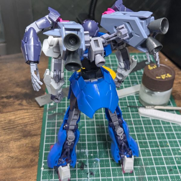 やっちまった。一気にゲテモノ化しました。でもやってみたかったんだもの。それにミキシングってこういうものでしょう？（偏見）アルスアースリィのもとのバーニア部にルブリス背部バックパックの接続腕を移植。その先にオプションパーツセット06のブースターユニットを装着。本来バルカンがある部分にルブリスの肩関節を埋め込んでます。コレが本当にカッコイイのかどうかは別としてぐにゃぐにゃ動きます。背中の腕もう少し細くして、ブースターユニット内に差し込めるようにしてもいいかもしれない。&nbsp;（2枚目）