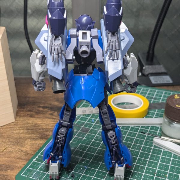やっちまった。一気にゲテモノ化しました。でもやってみたかったんだもの。それにミキシングってこういうものでしょう？（偏見）アルスアースリィのもとのバーニア部にルブリス背部バックパックの接続腕を移植。その先にオプションパーツセット06のブースターユニットを装着。本来バルカンがある部分にルブリスの肩関節を埋め込んでます。コレが本当にカッコイイのかどうかは別としてぐにゃぐにゃ動きます。背中の腕もう少し細くして、ブースターユニット内に差し込めるようにしてもいいかもしれない。&nbsp;（3枚目）