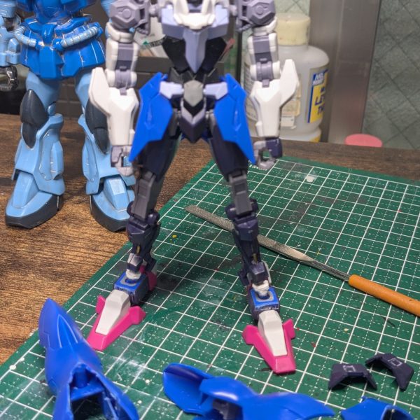 進行ものすっごく遅いですが、こちらも進めてはいます。ギャンのつもりなので、頭に三角帽子。胸になんかのダクトを張り付け。腕をシェイプ。足もスネの装甲形状を変更するためにアルスコアに直接足首つくように無理やり真鍮線で繋げました。こりゃ期間中には完成せんなあ。（3枚目）