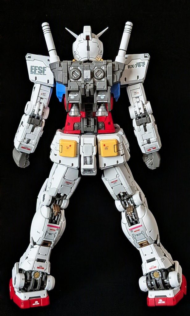塗装はカメラアイ、内部フレーム、バーニア、武装の一部のみを部分塗装し、成形色を活かしたつや消し簡単フィニッシュです。内部フレームを塗分けようと思いましたが、一度組んだあとにフレームをバラすのが大変でしたので塗れそうなところだけを塗りました。無念…。特に足のつま先のところのフレーム、アレを組み立て後に取り外すのは無理なんじゃないかな？