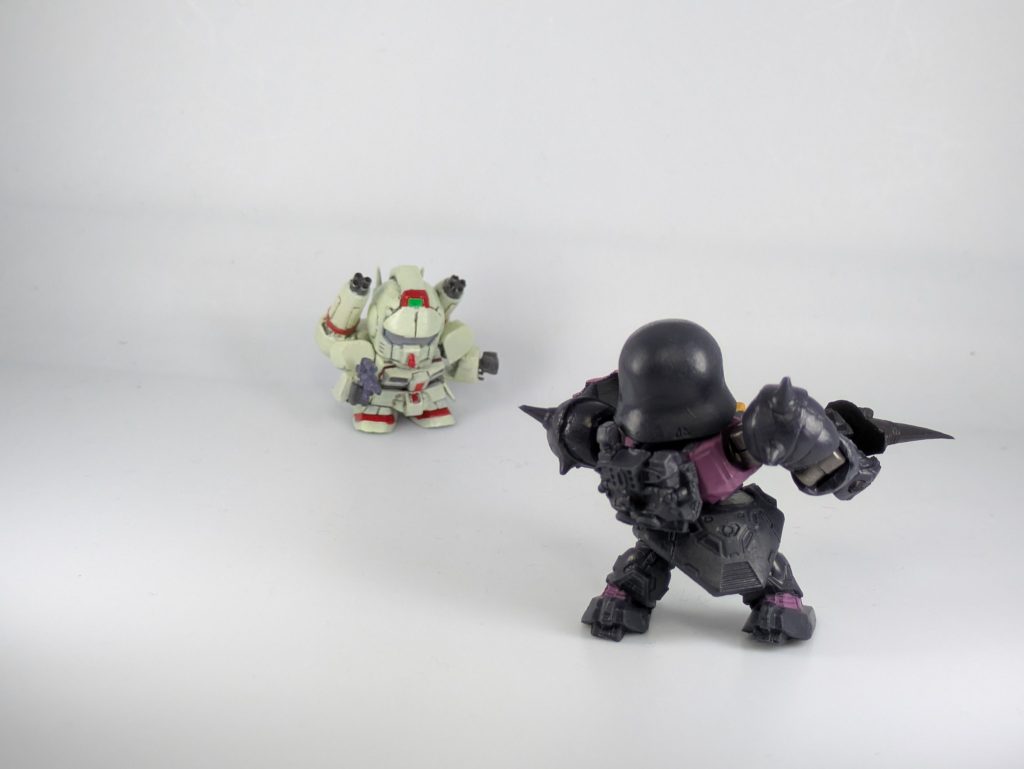 v.s.ガシャポンのデナン・ゾン。劇中ではやられ放題でしたね。